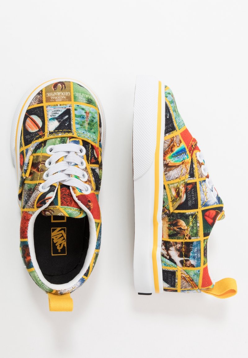 Paire de baskets Vans colorées avec lacets et semelles blanches, avec un imprimé National Geographic et des languettes jaunes au talon.