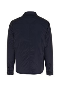 Tmavě modrá polstrovaná bunda s límečkem, dlouhými rukávy a knoflíkovými manžetami. Zadní strana má hladkou, prošívanou texturu.