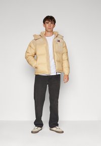 Tommy Jeans MIX ALASKA PUFFER - Piumino - tawny sand