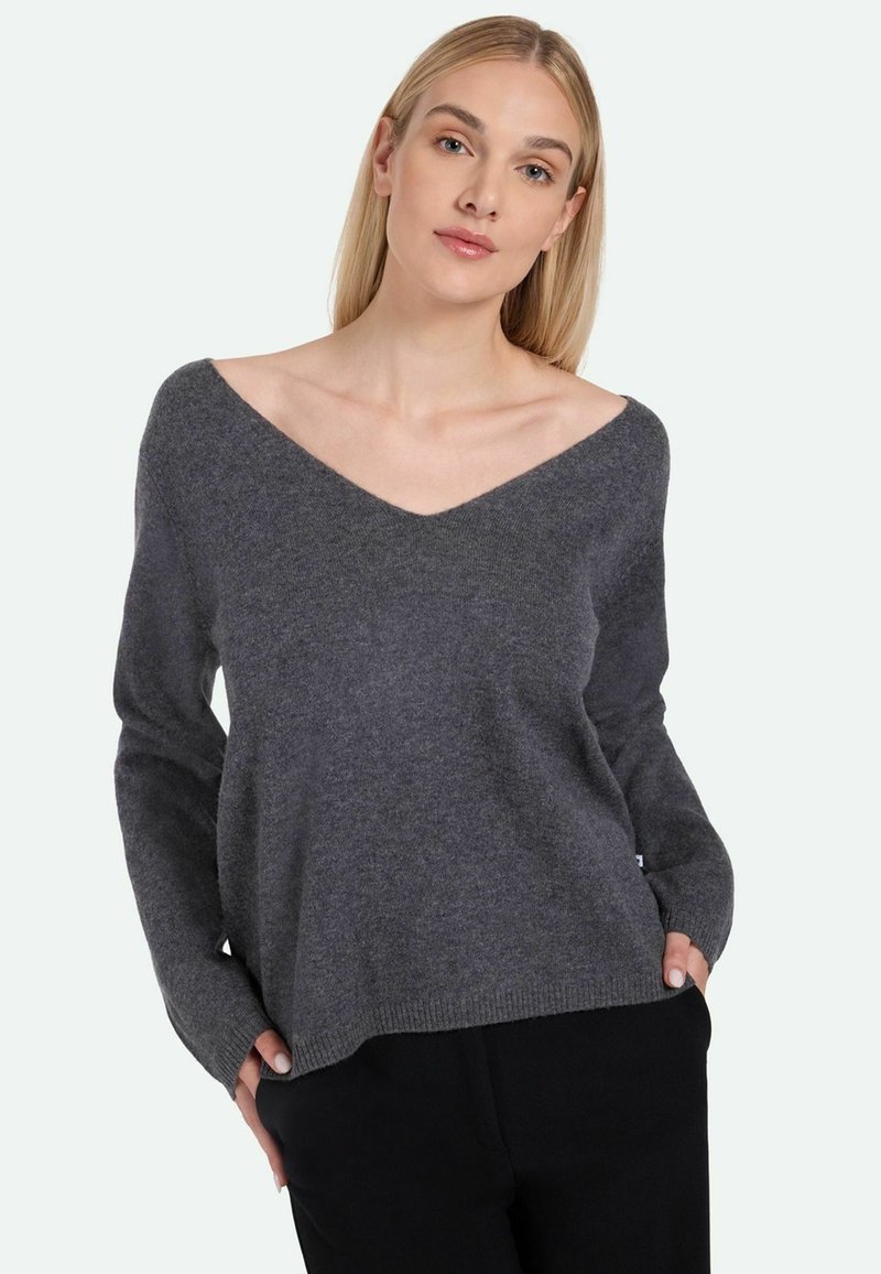 Maglione a maglia grigio carbone con scollatura a V profonda, maniche lunghe e vestibilità rilassata. Il tessuto ha una consistenza morbida e un leggero orlo a costine.