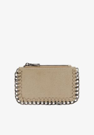 Beige tekstureret læderpung med lynlås, der har en sølv kædeaccents langs kanten og syede detaljer på siderne.