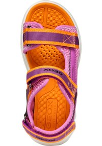 Sandali per bambini Geox con cinturini rosa e viola, soletta arancione, suola in gomma testurizzata e chiusure in Velcro regolabili. Design resistente all'acqua.