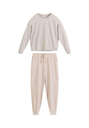 Beżowa bluza z długim rękawem i okrągłym dekoltem, zestawiona z beżowymi spodniami dresowymi z subtelnym nadrukiem w panterkę i elastycznymi ściągaczami.