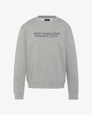 Sudadera de manga larga gris claro con puños y dobladillo acanalados, que presenta un texto gris oscuro "NEW YORK CITY SCHOTT 1913" en el pecho.