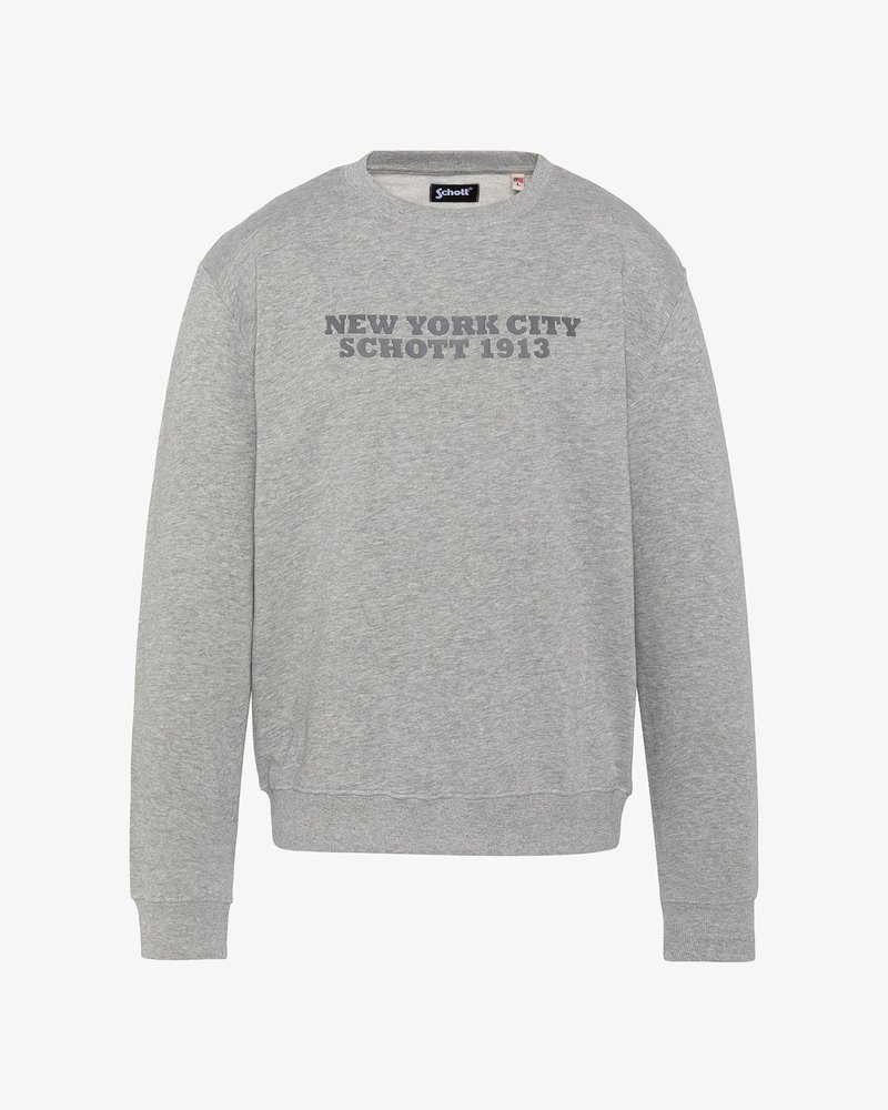 Jasnoszara bluza z długim rękawem, z prążkowanymi mankietami i dołem, z ciemnoszarym napisem "NEW YORK CITY SCHOTT 1913" na piersi.