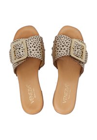 Beige leren slide sandalen met een brede geperforeerde band, vierkante gouden gespsluiting en een gladde tangekleurige binnenzool met het reliëf van de merknaam.