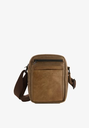 Brun læder crossover taske med lynlås foran lomme, justerbar rem og præget "VENEZIA" logo på siden. Kompakt firkantet design.