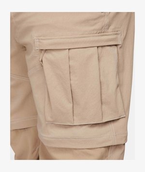 Beige cargobyxor med en stor veckad ficka, sydda detaljer och en slät yta. Fodrad ficka med dragkedja ovanför viken.