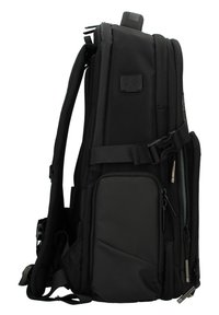 Zaino nero realizzato in tessuto texturizzato con più scomparti, spallacci regolabili e maniglia. Presenta una tasca con cerniera e un gancio.