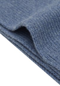 Tissu en laine bleu avec une texture côtelée, montrant des fibres douces et une légère ondulation, plié sur lui-même.