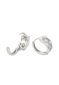 Sudraba riņķa auskari ar ziedu dizainu, ar teksturētu apdari un ar caurspīdīgiem, mirdzošiem kristāliem vienā pusē.