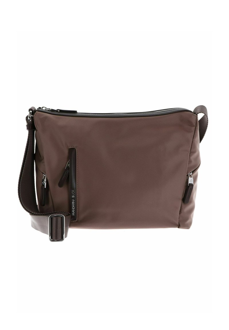 Borsa a spalla in nylon marrone con chiusura a zip, due tasche laterali con zip e tracolla regolabile. Texture liscia; design minimalista.