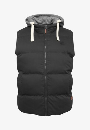 Sort puffervest med hætte, der har en grå indvendig side, forsvarzipper, to sidelommer og snore. Materialet er glat med en quiltet tekstur.