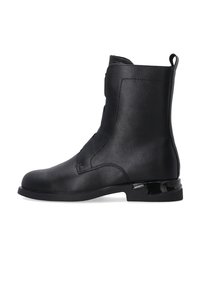 Schwarze Knöchelboots aus glattem Leder, mit einem klaren Design, runder Zehenform und einem niedrigen Absatz mit einem glänzenden Akzent auf der Rückseite.