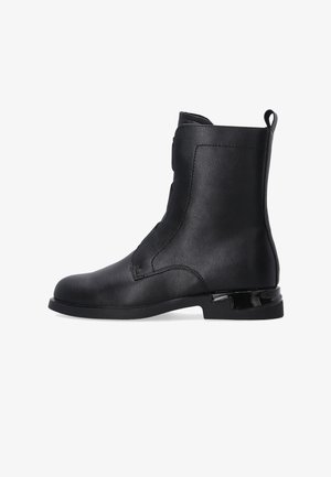 Schwarze Knöchelboots aus glattem Leder, mit einem klaren Design, runder Zehenform und einem niedrigen Absatz mit einem glänzenden Akzent auf der Rückseite.