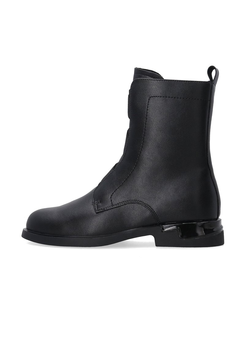 Schwarze Knöchelboots aus glattem Leder, mit einem klaren Design, runder Zehenform und einem niedrigen Absatz mit einem glänzenden Akzent auf der Rückseite.
