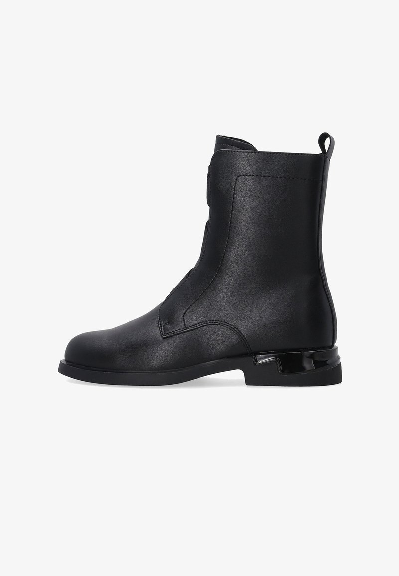 Czarne botki za kostkę wykonane z gładkiej skóry, o prostym designie, zaokrąglonym nosku i niskim obcasie z błyszczącym akcentem z tyłu.