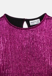 Top fucsia con un design testurizzato a coste, caratterizzato da un'apertura a chiave sul retro e un colletto nero. Il tessuto ha una finitura lucida e riflettente.