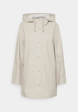 Beige regenjas met capuchon en een matte afwerking. Voorzien van drukknopen, zijzakken en verstelbare trekkoord bij de capuchon.