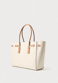 Borsa a spalla in beige chiaro con motivo logo ripetuto. Dotata di manici in pelle liscia color cuoio, decorati con dettagli in metallo dorato.