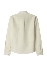 Camisa de color crema de manga larga con cuello, puños abotonados y un detalle de plisado en la parte posterior, hecha de una tela ligera.