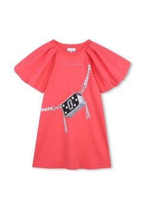 Robe rose corail à manches courtes plissées avec un motif imprimé d'un sac noir avec une sangle en perles blanches sur le devant.
