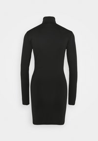 Svart långärmad bodycon-klänning med hög halsringning, figurnära siluett, visad bakifrån mot en neutral vit bakgrund.