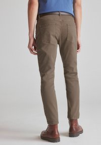 Next BELTED - Vaqueros rectos - brown