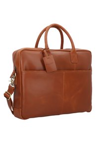 Borsa per laptop in pelle marrone con manici doppi, tracolla regolabile, tasca frontale e etichetta per bagagli. Texture liscia, design strutturato.