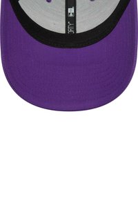 Cappello viola con visiera piatta, interno grigio e dettagli neri. Presenta loghi ricamati e una texture liscia. La visiera è leggermente curva.