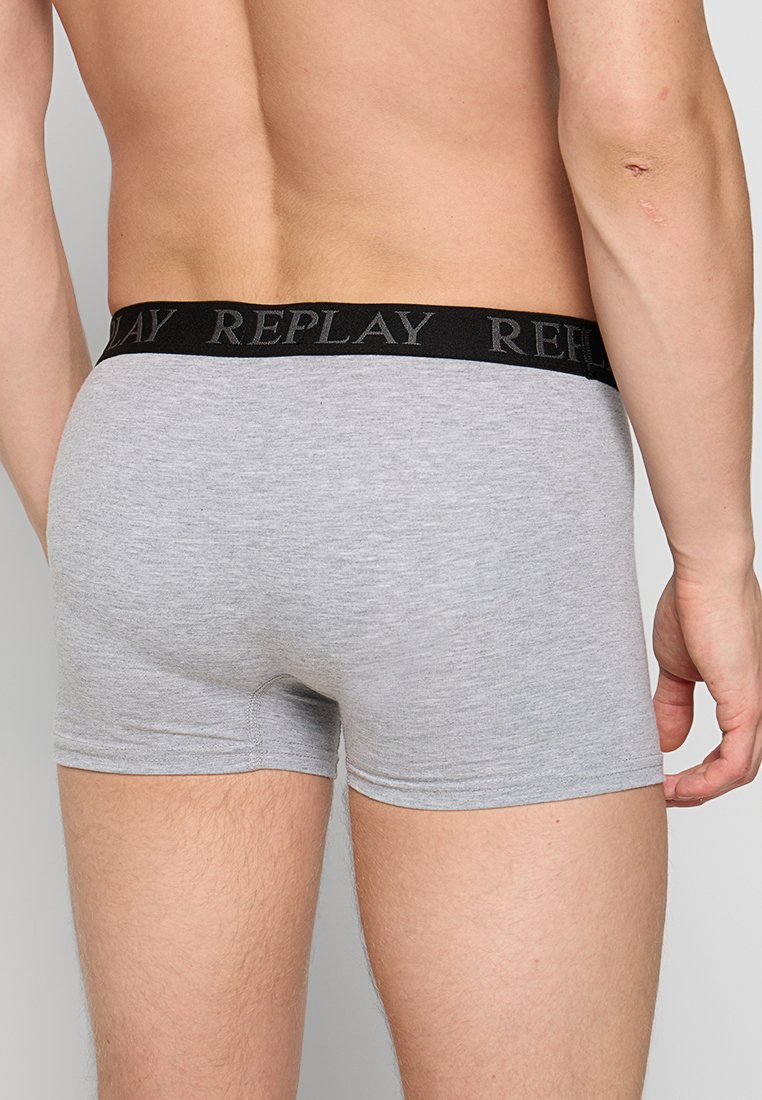 Graue Baumwoll-Boxershorts mit einem schwarzen elastischen Bund, auf dem das Wort "REPLAY" in Grau eingewebt ist. Der Stoff wirkt weich und dehnbar.