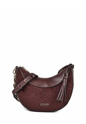 Bolso de hombro marrón oscuro en forma de media luna con patrón acolchado, detalle de borla, correa ajustable y logo metálico Liu Jo en la parte frontal.