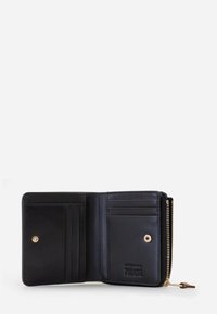 Portafoglio in pelle nera con chiusura a zip, dotato di scomparti per carte, bottone a pressione e marchio impresso. Texture liscia con dettagli in metallo dorato.