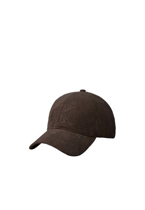 Dunkelbraune Cord-Baseballkappe mit gebogenem Schirm und erhabenem, besticktem CK-Logo auf der Frontseite.