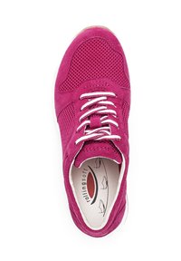 Fuchsia Sneaker aus Mesh- und Wildledermaterialien, mit weißen Schnürsenkeln und einem gepolsterten Schaft. Ausgestattet mit einer gepolsterten Innensohle mit "rollingsoft"-Markenlabel.