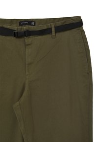 Pantaloni verde oliva con una texture liscia, una vestibilità classica e una cintura nera. Presentano passanti per la cintura e chiusura con zip e bottone.
