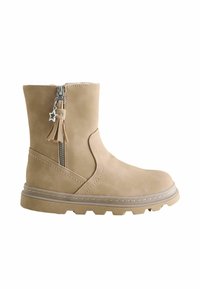 Beige mockaskstövlett med sidodragkedja, dekorativt frans och stjärnberlock, sydd sula och grov gummisula.