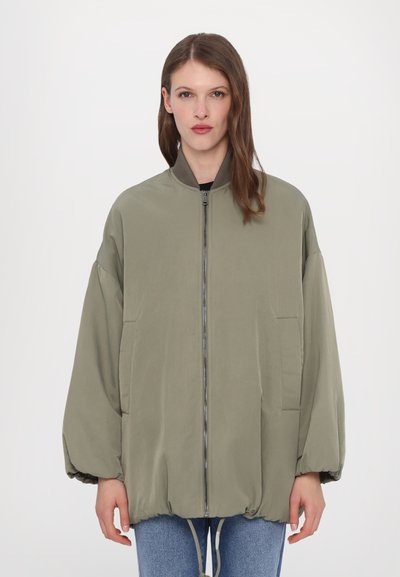 Giacca bomber verde oliva con zip frontale, polsini elasticizzati e orlo arricciato. Presenta due tasche frontali e un design leggero.