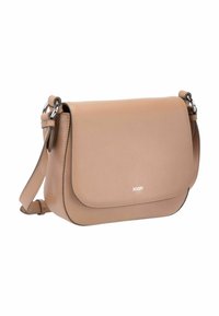 Borsa a tracolla in pelle beige con chiusura a patta, caratterizzata da un logo argentato e una tracolla regolabile. Texture liscia con bordi arrotondati.