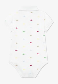 Body polo blanc à manches courtes avec des logos brodés multicolores en rouge, bleu, vert, jaune et marron, doté d'un col replié.