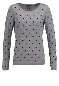 Pull gris à manches longues avec des pois noirs, col rond et poignets côtelés, présenté sur un fond uni.