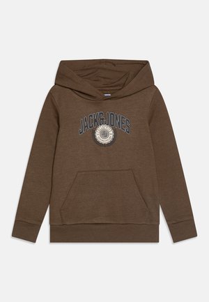 Sudadera marrón con bolsillo frontal. Presenta un logo circular y el texto "JACK & JONES" en azul marino, en contraste con el color de la tela. Textura suave.