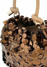 Petit sac seau noir et bronze en sequins avec des poignées en cordon texturé doré et une plaque logo métallique Guess USA.
