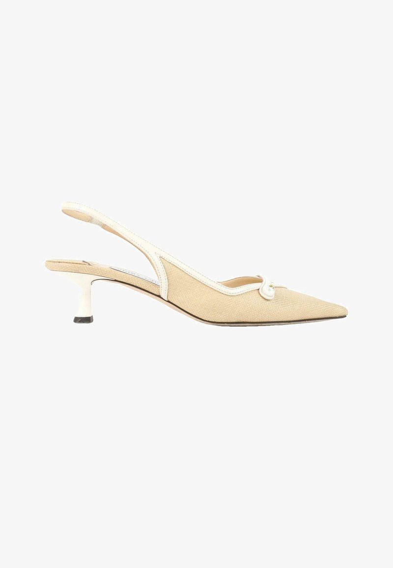 Escarpin slingback beige à bout pointu avec un talon kitten, une bordure blanche et un petit nœud décoratif sur le dessus.