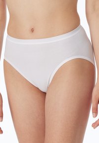 Mutande hipster bianche in cotone con una texture liscia, caratterizzate da un'alta vita e una cintura elastica per comfort e vestibilità aderente.