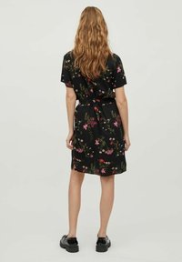 Sort blomsterkjole med korte ærmer og bælte i taljen, med rosa og grønne botaniske mønstre, knælængde og glat tekstur.