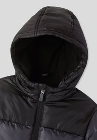 Czarna puchowa kurtka z kapturem, z suwakowym zapięciem z przodu i wnętrzem podszytym polarem widocznym w kapturze.