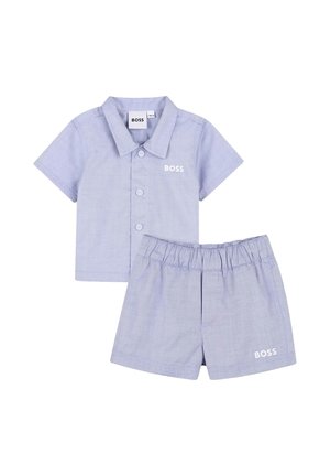Jasnoniebieska krótka koszula na guziki z kołnierzykiem oraz dopasowane szorty z elastycznym pasem, oba wyróżnione białym logo "BOSS".