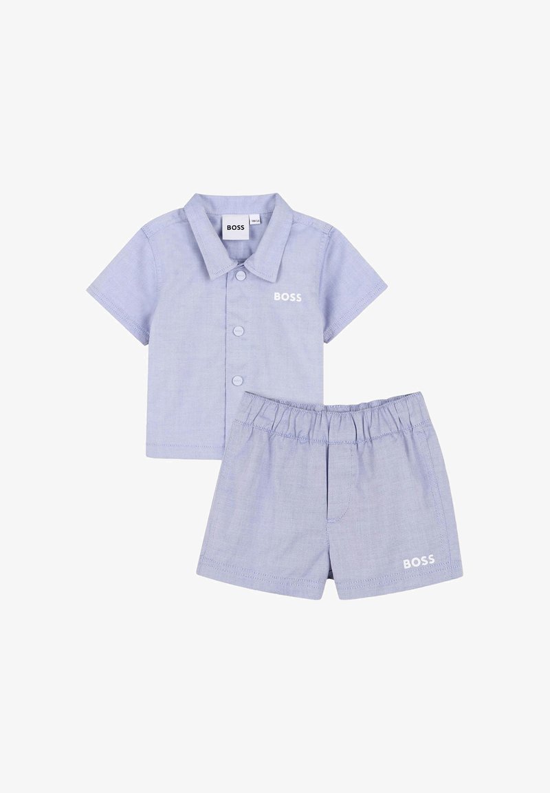 Chemise à manches courtes bleu clair avec col et shorts assortis à taille élastique, tous deux arborant le logo blanc "BOSS".