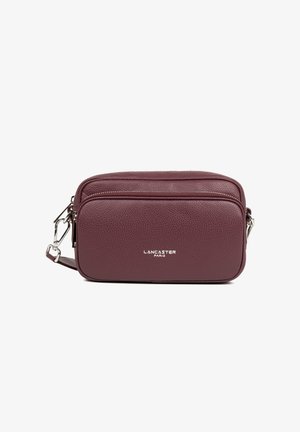 Borsa a tracolla in pelle bordeaux con superficie texturizzata, doppio scomparto con zip e accessori in tono argento. Presenta un logo di marca sulla parte anteriore.